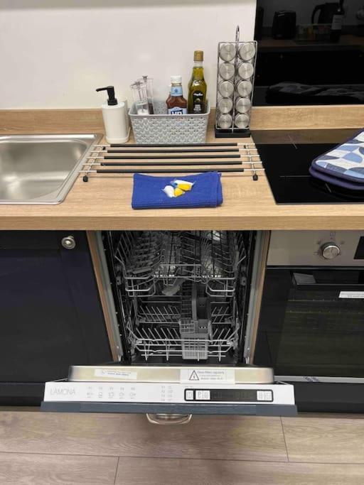 Апартаменты 2 Bed Ground Floor Apartment, Sleeps 4 With Free Parking *