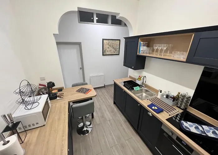 2 Bed Ground Floor Apartment, Sleeps 4 With Free Parking