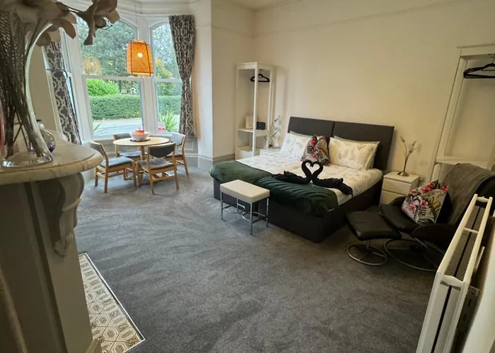 2 Bed Ground Floor Apartment, Sleeps 4 With Free Parking