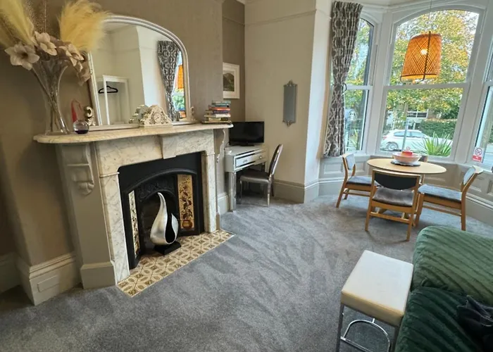 2 Bed Ground Floor Apartment, Sleeps 4 With Free Parking