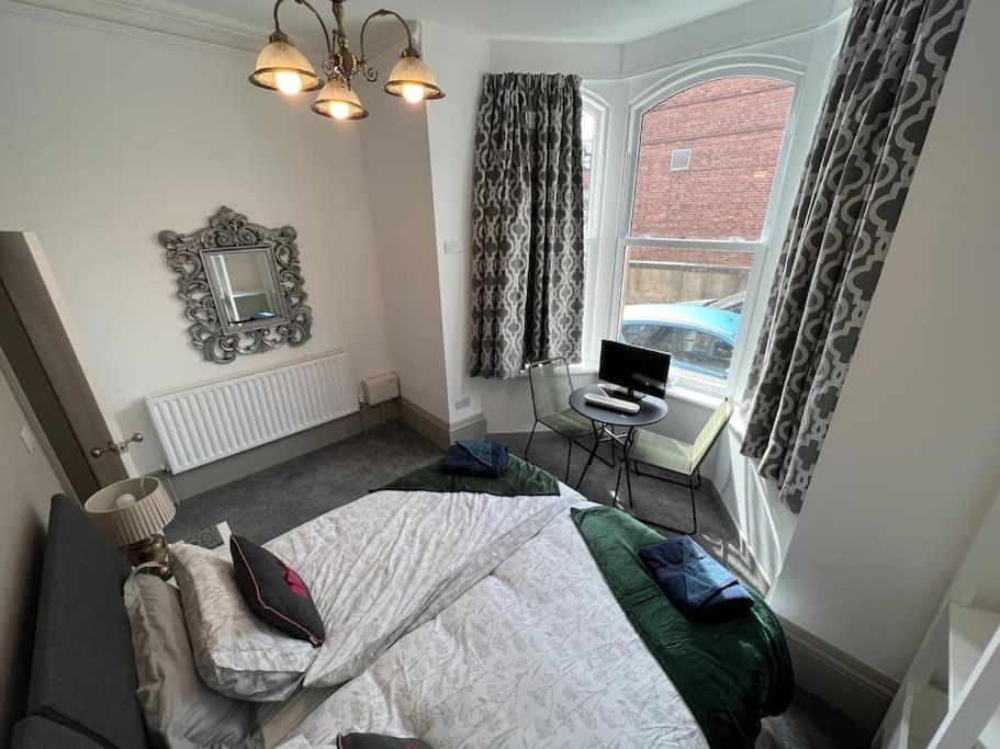 2 Bed Ground Floor Apartment, Sleeps 4 With Free Parking Harrogate
