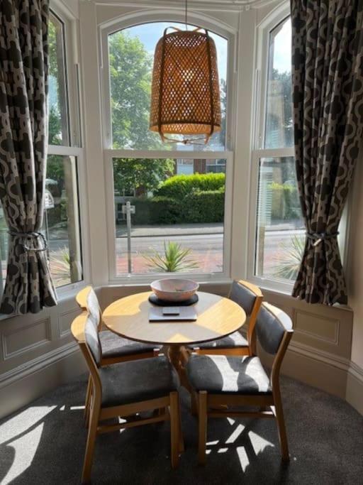 Apartamento 2 Bed Ground Floor Apartment, Sleeps 4 With Free Parking