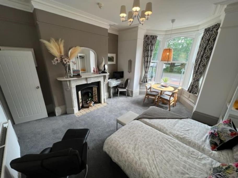 2 Bed Ground Floor Apartment, Sleeps 4 With Free Parking Apartamento *